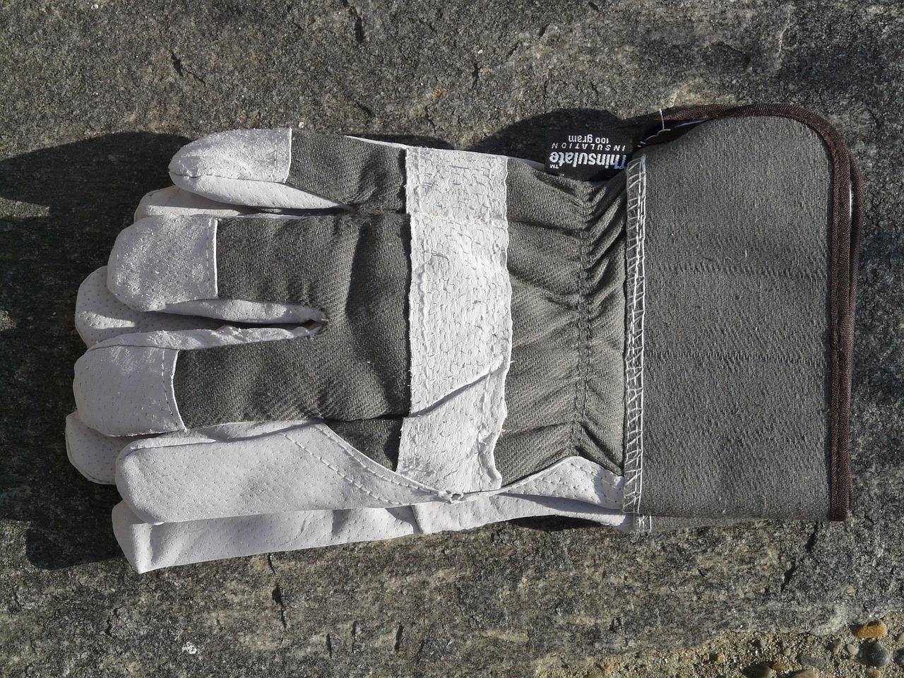 Pracovní oděvy, rukavice a obuv: základ bezpečnosti i komfortu na pracovišti